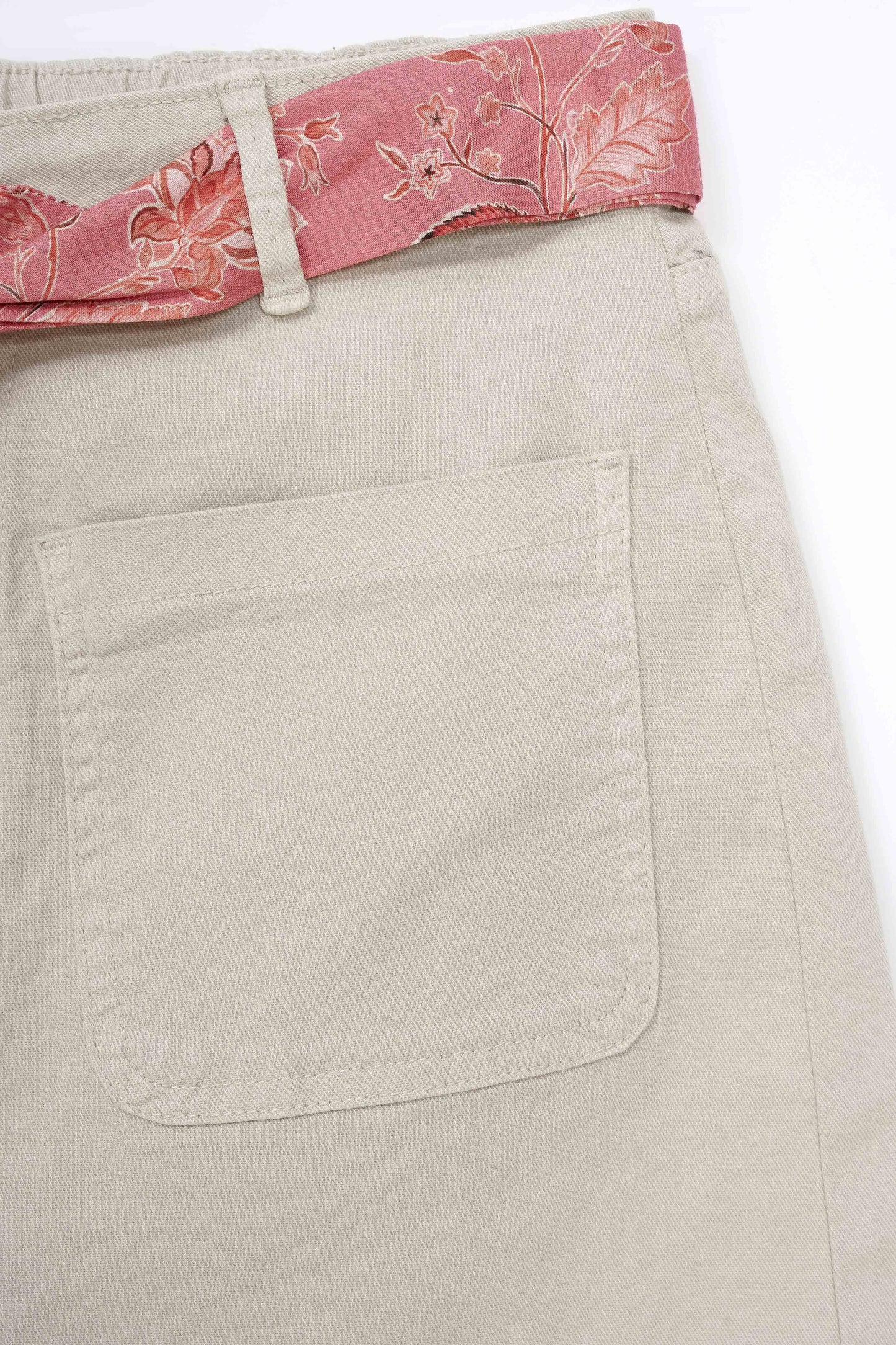 Stretch Patch Pocket Shorts Beige